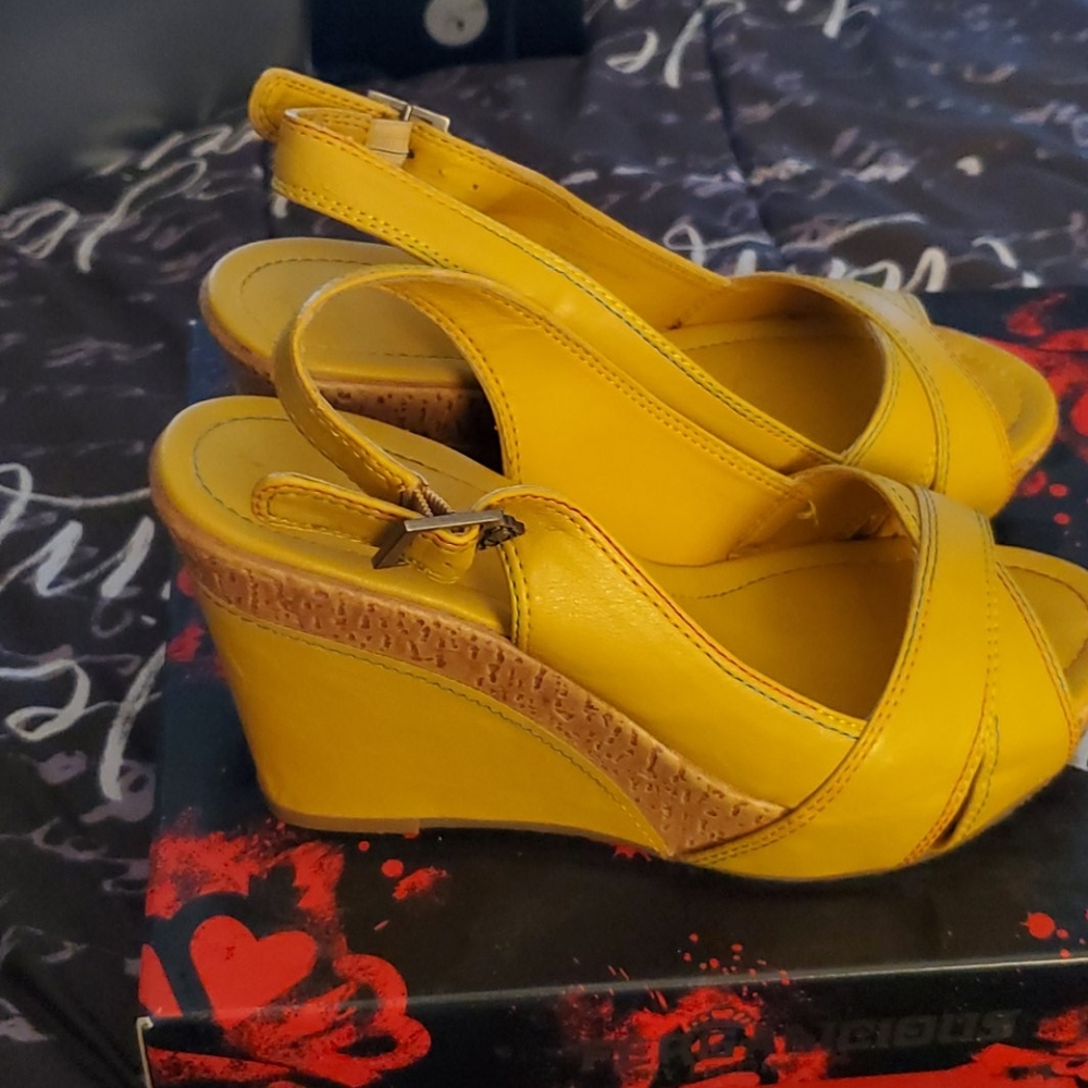 Shoes - Picture 2 of 4
